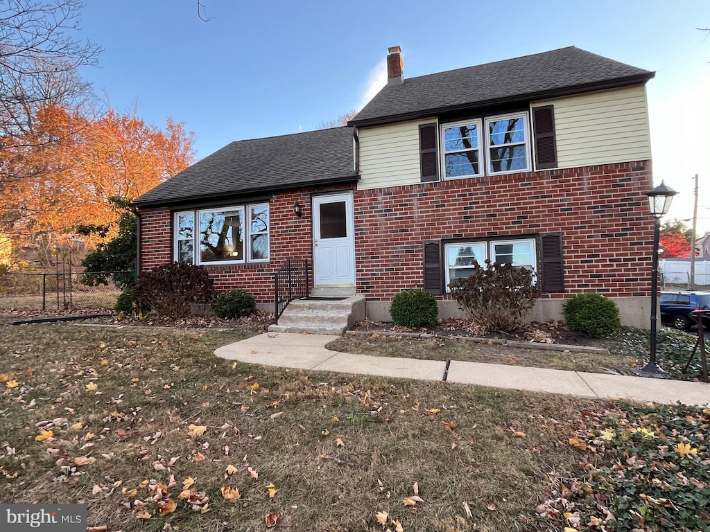 view of front facade featuring a front yard