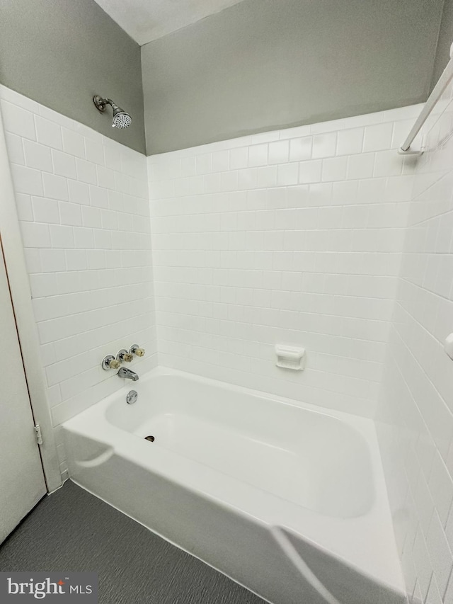 bathroom with tiled shower / bath