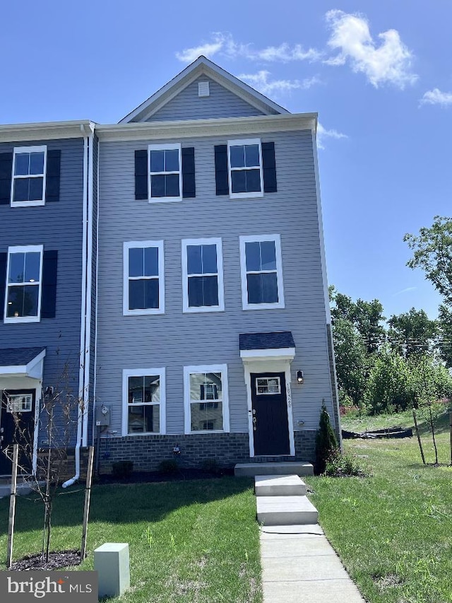 view of front of home featuring a front yard