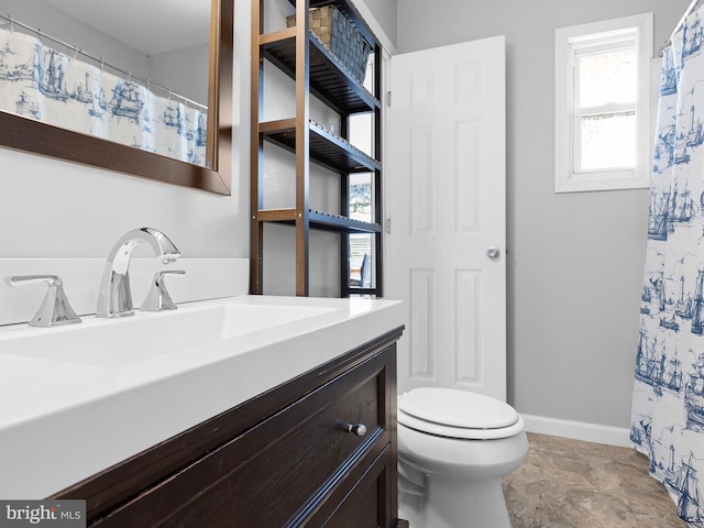 full bath featuring toilet, a shower with curtain, baseboards, and vanity