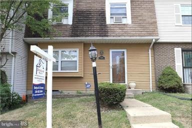 view of front of property featuring a front lawn