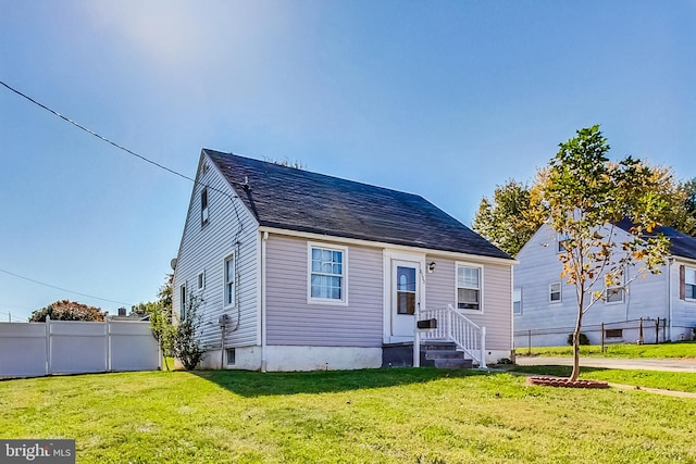 view of front of property featuring a front yard