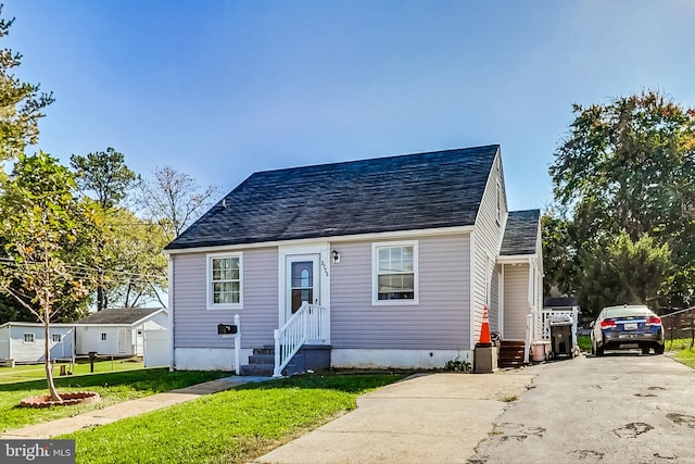 bungalow featuring a front yard