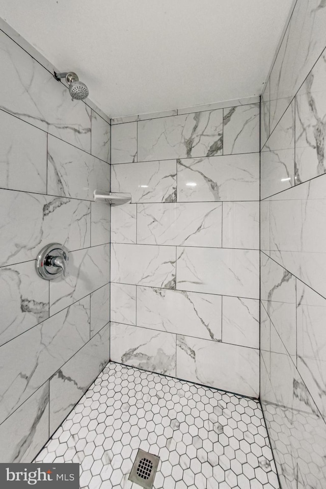 bathroom featuring tiled shower