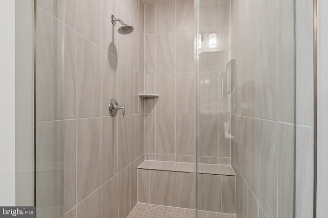 bathroom featuring a tile shower