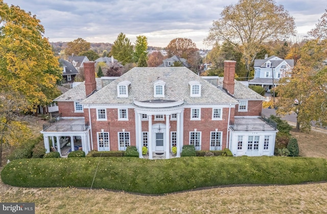 view of front facade with a front yard