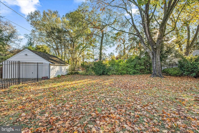 view of yard featuring an outdoor structure