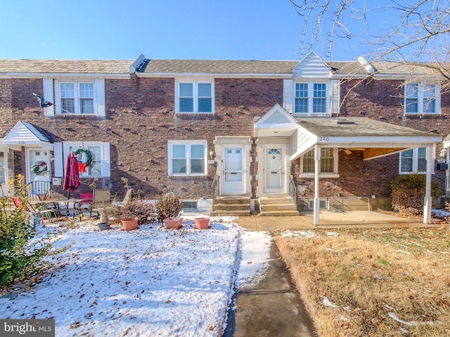 townhome / multi-family property featuring a patio