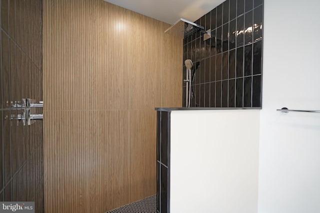 room details featuring a tile shower