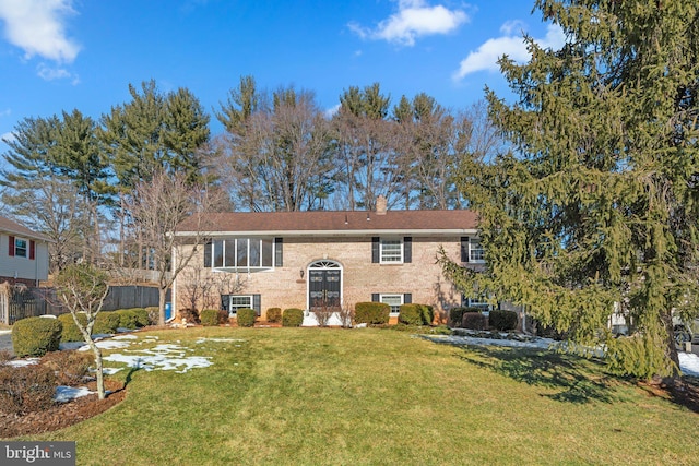 split foyer home featuring a front yard