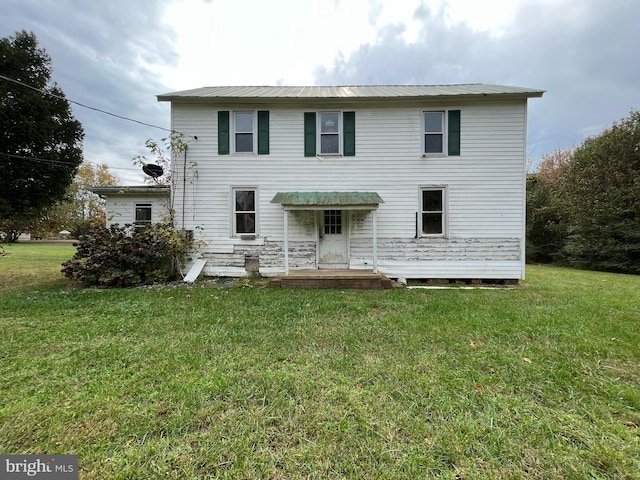 back of house featuring a lawn