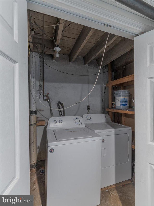 washroom with washing machine and dryer