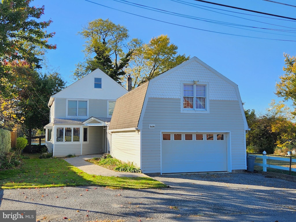 view of front property featuring a garage