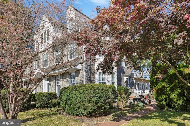 view of front facade with a front yard