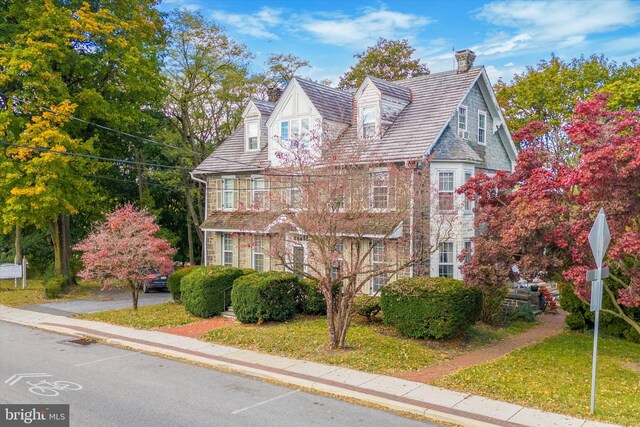 view of front facade featuring a front yard