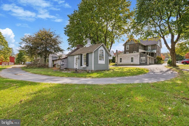 view of side of property featuring a yard