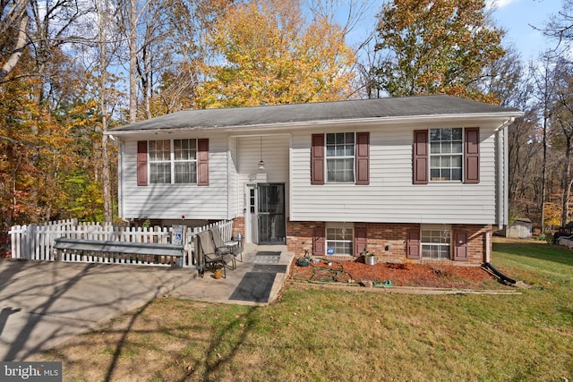 split foyer home with a front yard