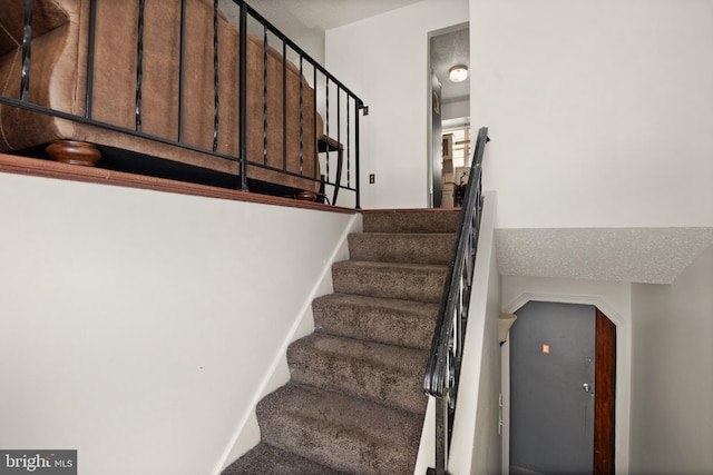 8600 Sapienza Dr, Fort Washington, MD 20744 - stairs featuring arched walkways