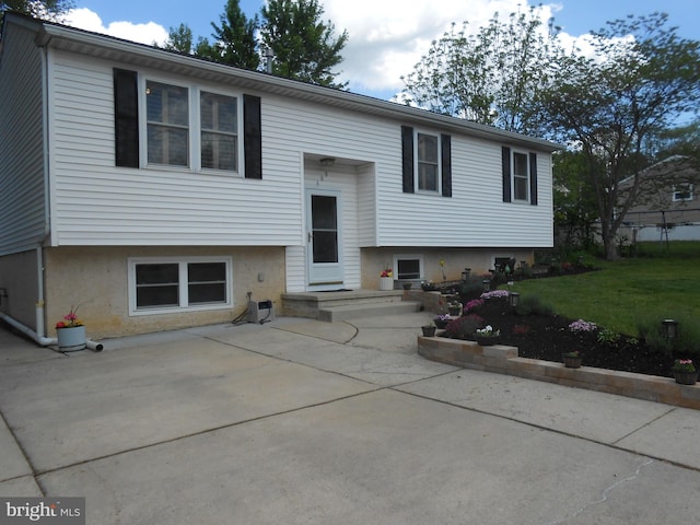 603 Bloomfield Dr, Westampton, NJ 08060 - bi-level home featuring a patio area and a front lawn