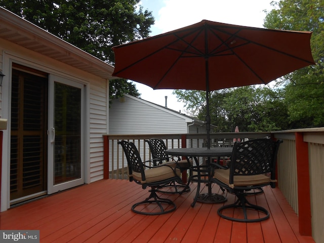 603 Bloomfield Dr, Westampton, NJ 08060 - deck with outdoor dining space