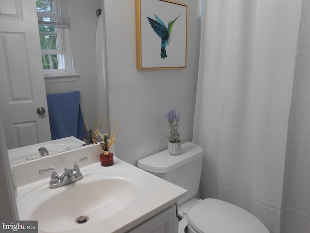 603 Bloomfield Dr, Westampton, NJ 08060 - full bathroom with toilet, vanity, and a shower with shower curtain