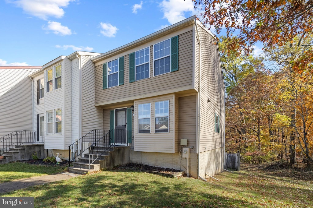 view of front of property featuring a front lawn