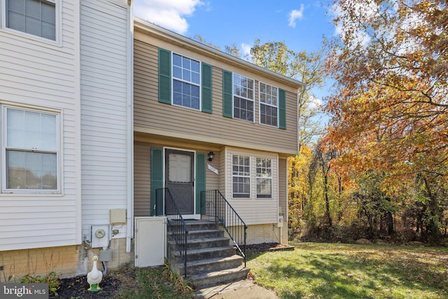 view of front facade featuring a front yard