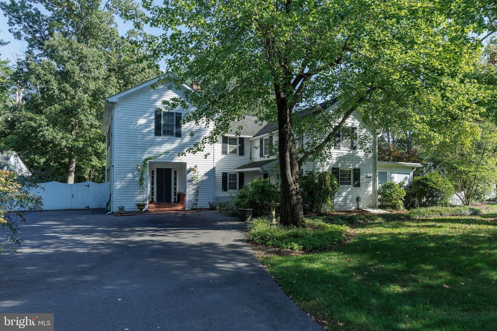 view of front facade featuring a front yard