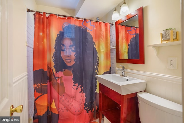 bathroom featuring a shower with curtain, vanity, and toilet