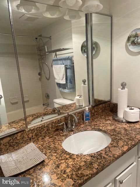 bathroom featuring vanity and tiled shower / bath