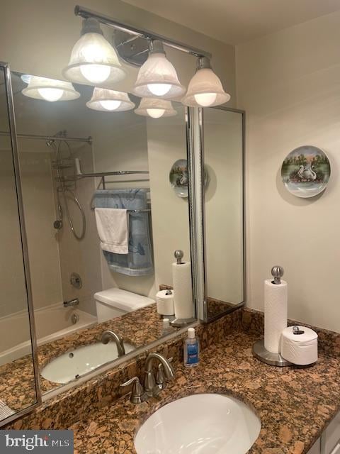 bathroom with vanity, tiled shower / bath combo, and an inviting chandelier