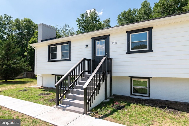 view of front facade with a front yard