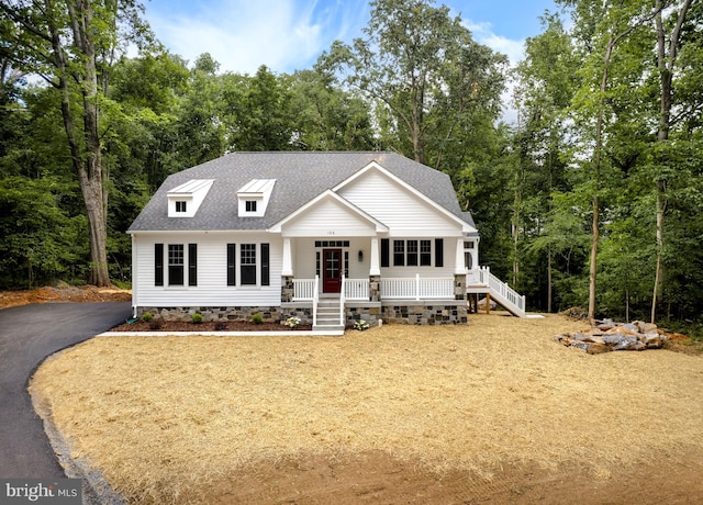 view of front of property featuring a front lawn and a porch