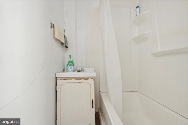 bathroom featuring shower / bath combo with shower curtain