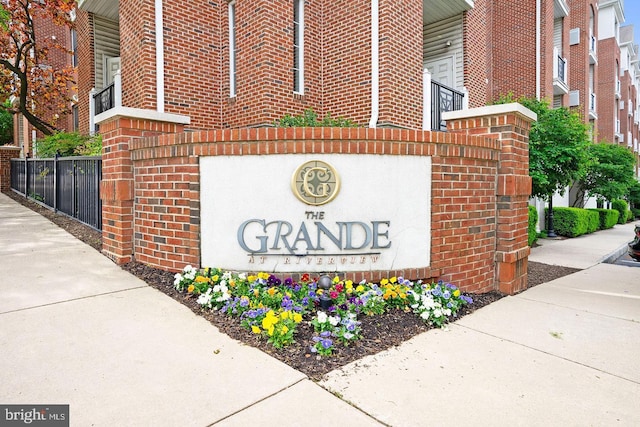 view of community / neighborhood sign