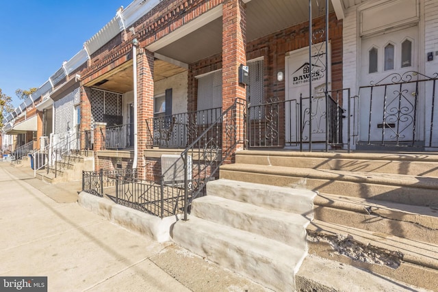 property entrance featuring a porch