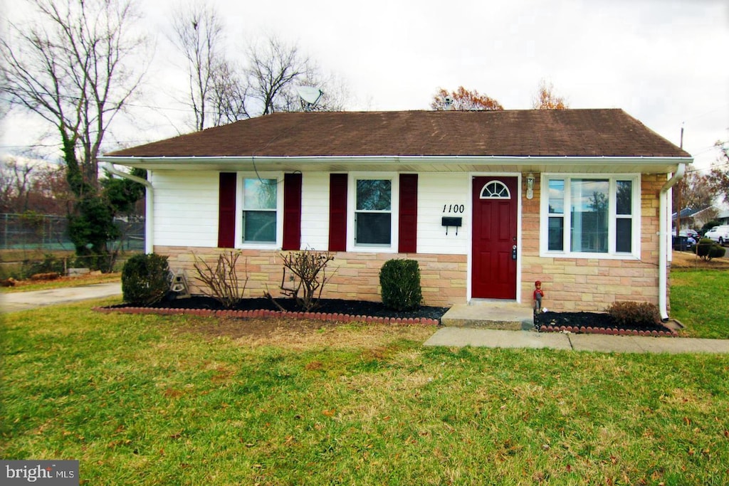 view of front of property featuring a front lawn