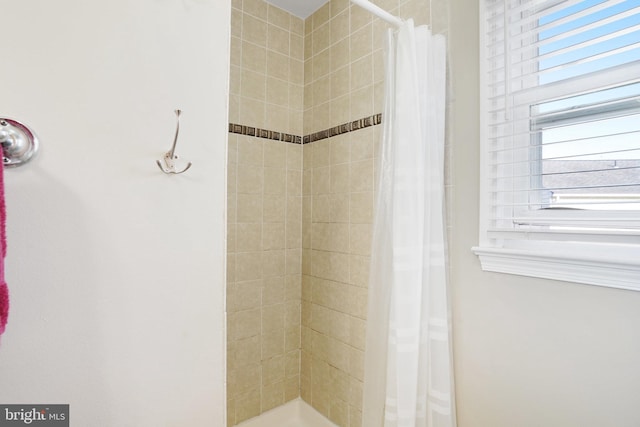 bathroom featuring a shower with shower curtain