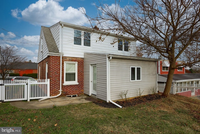 back of house featuring a yard