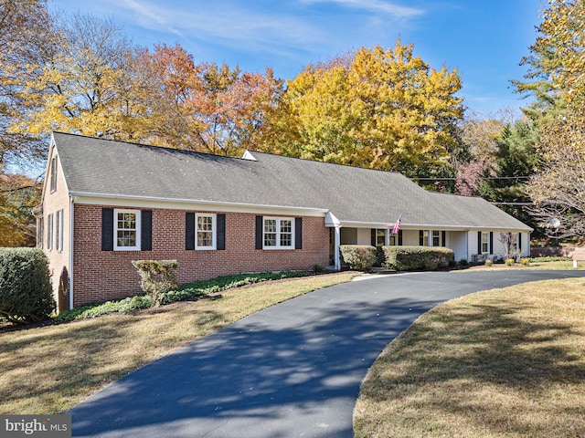 single story home with a front yard