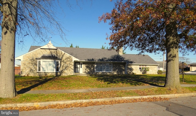 view of front of property featuring a front lawn