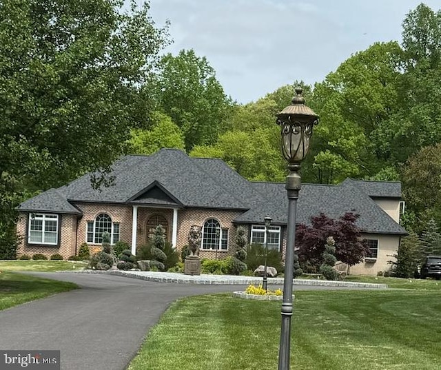 view of front of home featuring a front yard