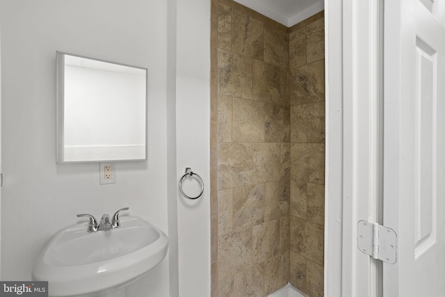 bathroom featuring sink and tiled shower