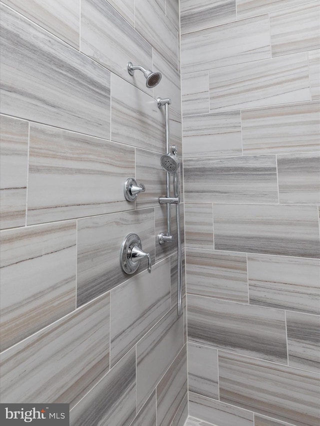 bathroom featuring a tile shower