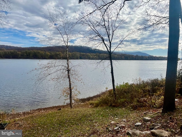 water view with a mountain view