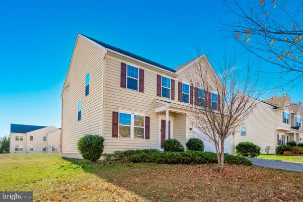 view of front of property with a front lawn