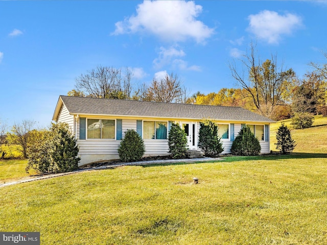 ranch-style house featuring a front yard