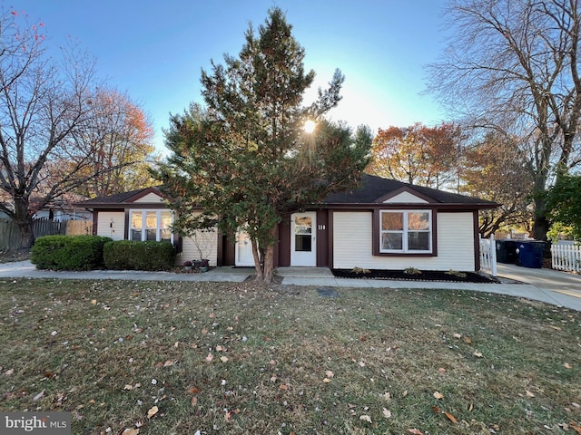 ranch-style home featuring a front lawn