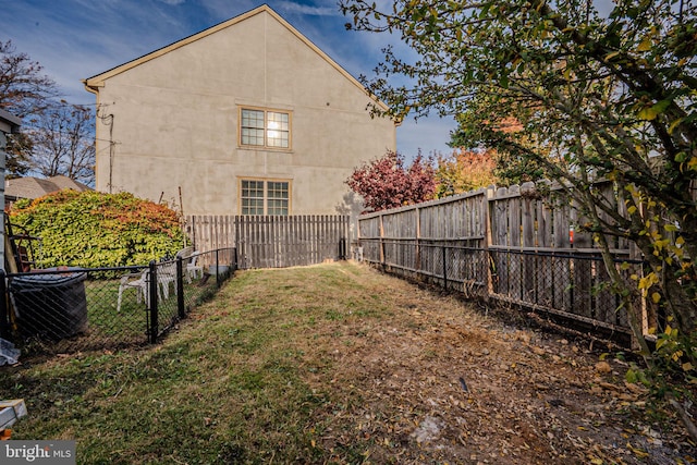 view of yard featuring central AC unit