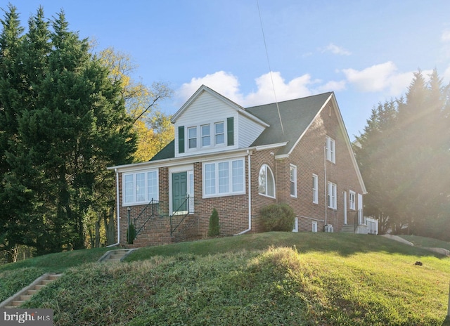 view of front of house featuring a front yard